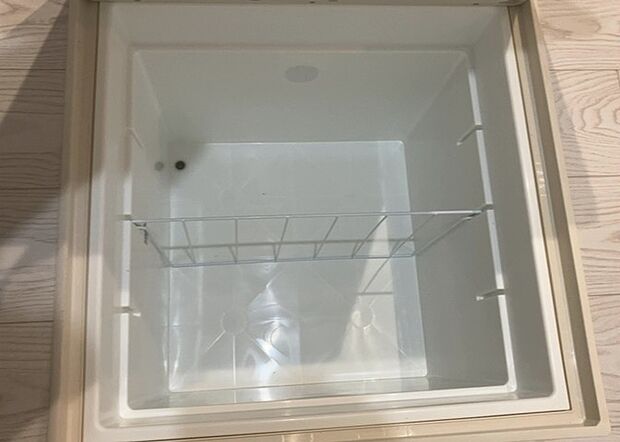 【キッチン床下収納】キッチン床下収納は、調理器具や食器などをスッキリと収納できる便利なスペースです。収納量が多いもの、引き出しがスムーズに開閉するものなど、使い勝手の良いものを選ぶことが大切です。また、湿気がこもりやすい場所なので、通気性の良いものを選ぶこともおすすめです。