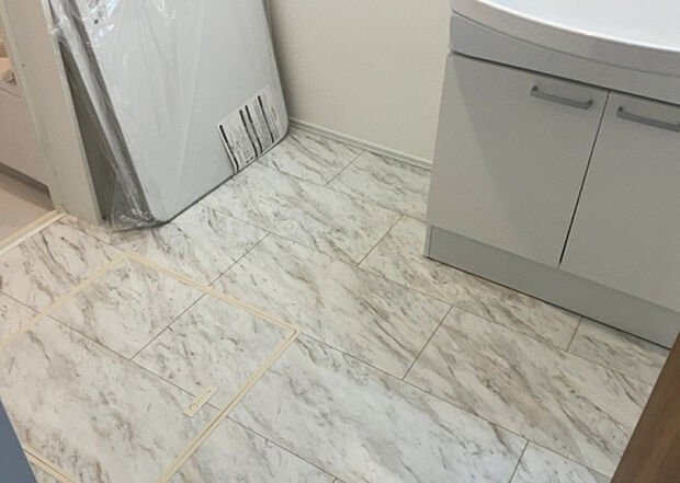 【脱衣場】多くの戸建て住宅で見かける洗面脱衣所は、洗面台と洗濯機が2畳ほどのスペースに並べられていて、洗面所が脱衣所を兼ね備えている間取りが一般的です。お客様が利用することもある、パブリックな空間でもあります。