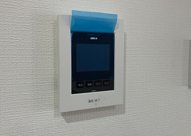 【ＴＶモニター付きインターホン】TVモニター付きインターホンは、来訪者の顔を確認できるだけでなく、音声でやり取りすることもできるため、セキュリティ面で安心できる設備です。モニター画面が大きく見やすいもの、夜間でも来訪者をしっかりと確認できるものなど、機能性を重視したいところです。