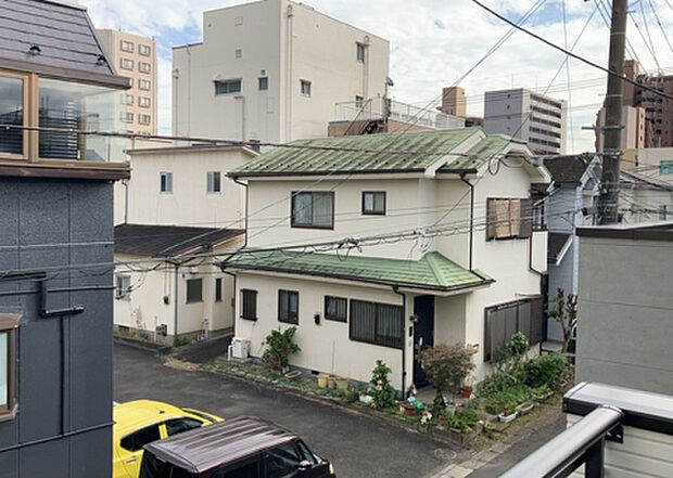 【物件からの展望】眺望を気にして物件を探す場合、前面に建物が建っていないか現地で確認しましょう！前面に建物があると景色はもちろん、日当たりや風通しにも影響が出てきます。住んだ時のことを想像しながら現地見学をしましょう。