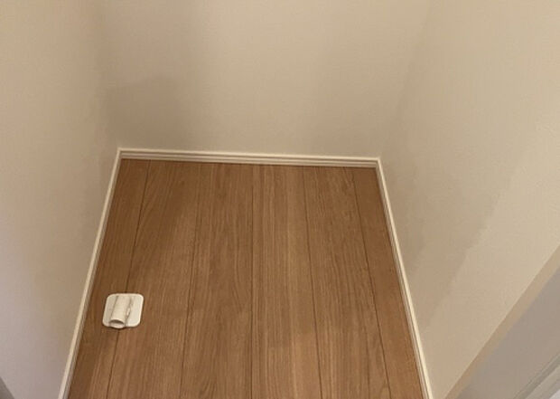 【ランドリースペース】ランドリースペースも気になります。洗濯機置場があり「洗う、干す、取り込む、アイロンがけ、たたむ」など、洗濯に関する家事をするための空間です。広さや収納など付帯設備も含めて、詳細は現地でご確認ください。