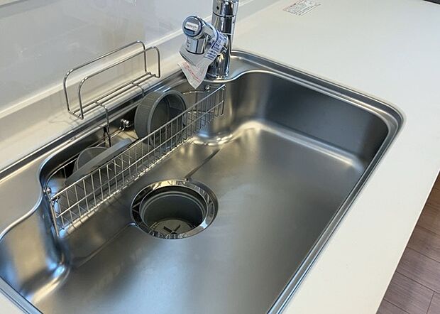 【キッチン水栓】キッチン水栓は、毎日必ず使うものだからこそ、使いやすさが重要です。シャワーヘッドの切り替えがスムーズか、吐水量が調節できるか、水しぶきが飛び散りにくい構造か、浄水機能が付いているかなど、日々の家事を快適にするための機能が数多くあります。また、デザインも多種多様なので、キッチン全体の雰囲気に合わせたものを選ぶことができます。