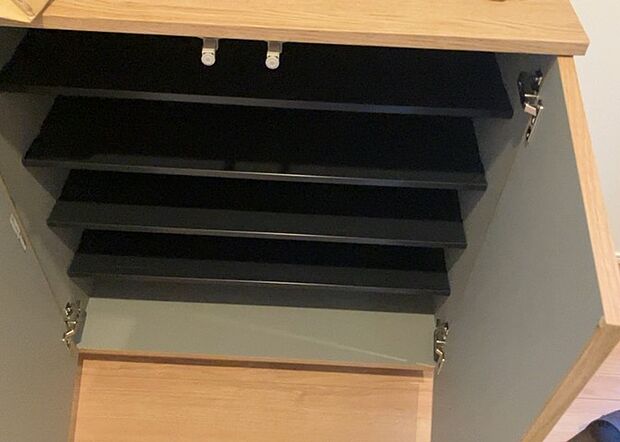 【玄関収納】玄関収納は、靴や傘、コートなどをスッキリと収納できるだけでなく、来客時に見せる顔となるため、家の顔とも言えます。収納量だけでなく、デザイン性も重視したいところです。ミラー付きの収納であれば、外出前の身だしなみチェックにも便利です。