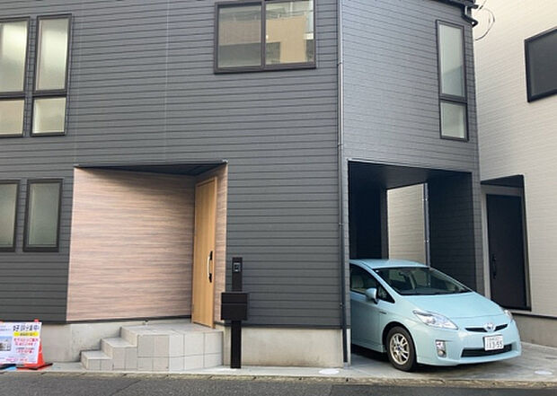 【前面道路含む現地写真_2】お持ちの車種によっては前面道路が広い方が便利でしょう。しかし、前面道路が広ければその分交通量が多くなるため、騒音などが気になる場合があります。実際に現地を見学し、周辺交通量や騒音などを確認しましょう!