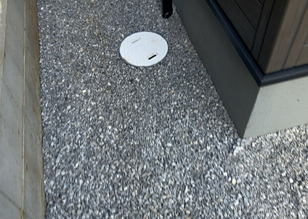 【駐車場】駐車場と明記されていても、最小スペースでつくられた駐車場だと大型車は駐車できなかったり、出入りしにくくなったりする可能性があります。お車のサイズと購入したい物件の駐車場のサイズを現地で確認しましょう。