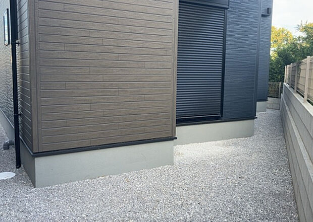 【庭】庭があることでガーデニングや家庭菜園はもちろん、こどもの遊び場やペットを放して遊ぶことができます。また、家の周囲に余裕があるということです。隣地との間があれば、十分な日当たりと、風通しが確保できます。