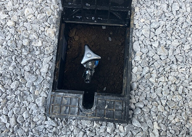 【その他設備】敷地内には、散水栓や立水栓があります。水道水を直接利用できるため、水を運ぶ手間を省くことが出来ます。大量の水を必要とする洗車作業や清掃などに役立ちます。その他設備とあわせて、現地でご確認ください。