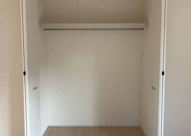 【ウォークインクローゼット】ウォークインクローゼットがあれば、クローゼット内でコーディネートが完成できますし、季節の変わり目に行う衣替えの手間も省けます。また、スーツケースなど大きいものもしまうことができ使い勝手がよいです。