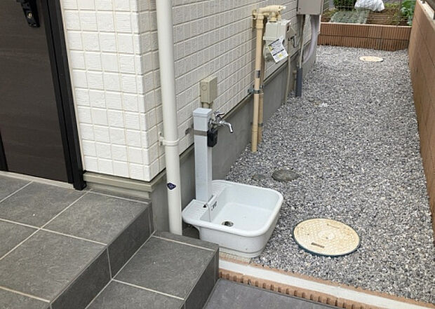 【その他設備】敷地内には、散水栓や立水栓があります。水道水を直接利用できるため、水を運ぶ手間を省くことが出来ます。大量の水を必要とする洗車作業や清掃などに役立ちます。その他設備とあわせて、現地でご確認ください。