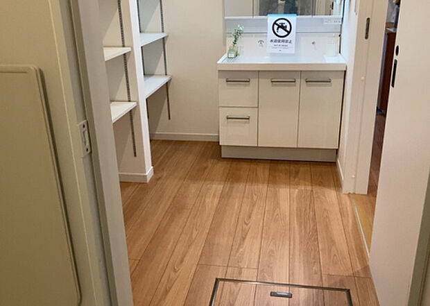 【脱衣場】多くの戸建て住宅で見かける洗面脱衣所は、洗面台と洗濯機が2畳ほどのスペースに並べられていて、洗面所が脱衣所を兼ね備えている間取りが一般的です。お客様が利用することもある、パブリックな空間でもあります。