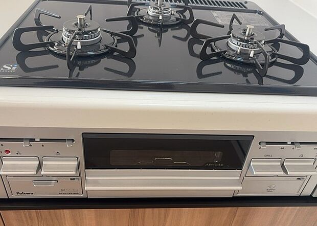 【キッチンコンロ】キッチンコンロは、料理の質を大きく左右する重要な設備です。火力調整のしやすさ、グリル機能の有無、安全装置の充実度など、選ぶポイントがたくさんあります。特に、IHクッキングヒーターは、お手入れのしやすさや安全性が高く、近年人気が高まっています。