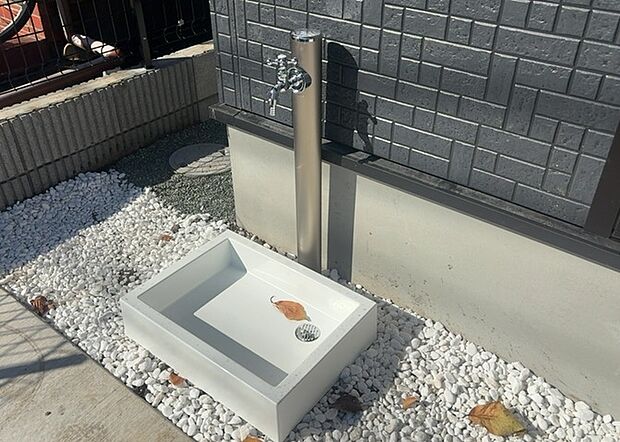 【外水栓】外水栓は、庭の水やりや洗車など、様々な用途に使える便利な設備です。ホースがしっかりと接続できるもの、水圧が安定しているものなど、使い勝手の良いものを選びましょう。また、凍結防止機能が付いているものなら、冬場でも安心して使用できます。