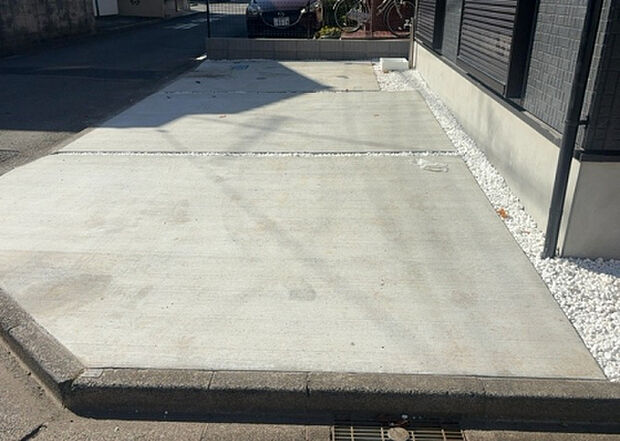 【駐車場】駐車場と明記されていても、最小スペースでつくられた駐車場だと大型車は駐車できなかったり、出入りしにくくなったりする可能性があります。お車のサイズと購入したい物件の駐車場のサイズを現地で確認しましょう。