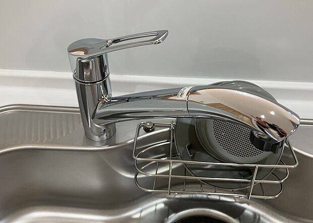 【キッチン水栓】キッチン水栓は、毎日必ず使うものだからこそ、使いやすさが重要です。シャワーヘッドの切り替えがスムーズか、吐水量が調節できるか、水しぶきが飛び散りにくい構造か、浄水機能が付いているかなど、日々の家事を快適にするための機能が数多くあります。また、デザインも多種多様なので、キッチン全体の雰囲気に合わせたものを選ぶことができます。
