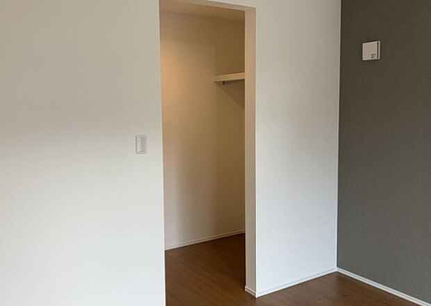 【ウォークインクローゼット】ウォークインクローゼットがあれば、クローゼット内でコーディネートが完成できますし、季節の変わり目に行う衣替えの手間も省けます。また、スーツケースなど大きいものもしまうことができ使い勝手がよいです。