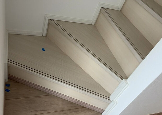 【内装】建物の上下階の通路である階段は、その位置によって動線や室内の印象が大きく左右されます。手摺にも重要な役割があり、転倒の防止・歩行や動作を円滑にして日常生活を支えることを主な目的として設置されています。