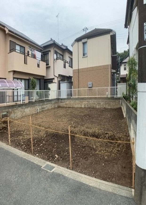 【その他設備】敷地内には、散水栓や立水栓があります。水道水を直接利用できるため、水を運ぶ手間を省くことが出来ます。大量の水を必要とする洗車作業や清掃などに役立ちます。その他設備とあわせて、現地でご確認ください。