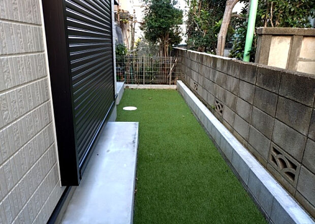 【庭】庭があることでガーデニングや家庭菜園はもちろん、こどもの遊び場やペットを放して遊ぶことができます。また、家の周囲に余裕があるということです。隣地との間があれば、十分な日当たりと、風通しが確保できます。