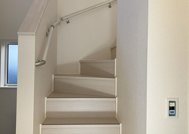 【内装】建物の上下階の通路である階段は、その位置によって動線や室内の印象が大きく左右されます。手摺にも重要な役割があり、転倒の防止・歩行や動作を円滑にして日常生活を支えることを主な目的として設置されています。