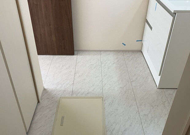 【脱衣場】多くの戸建て住宅で見かける洗面脱衣所は、洗面台と洗濯機が2畳ほどのスペースに並べられていて、洗面所が脱衣所を兼ね備えている間取りが一般的です。お客様が利用することもある、パブリックな空間でもあります。