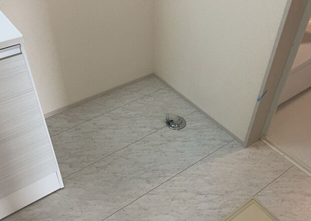 【ランドリースペース】ランドリースペースも気になります。洗濯機置場があり「洗う、干す、取り込む、アイロンがけ、たたむ」など、洗濯に関する家事をするための空間です。広さや収納など付帯設備も含めて、詳細は現地でご確認ください。