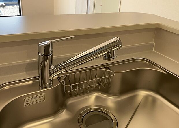 【キッチン水栓】キッチン水栓は、毎日必ず使うものだからこそ、使いやすさが重要です。シャワーヘッドの切り替えがスムーズか、吐水量が調節できるか、水しぶきが飛び散りにくい構造か、浄水機能が付いているかなど、日々の家事を快適にするための機能が数多くあります。また、デザインも多種多様なので、キッチン全体の雰囲気に合わせたものを選ぶことができます。