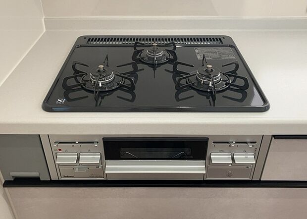 【キッチンコンロ】キッチンコンロは、料理の質を大きく左右する重要な設備です。火力調整のしやすさ、グリル機能の有無、安全装置の充実度など、選ぶポイントがたくさんあります。特に、IHクッキングヒーターは、お手入れのしやすさや安全性が高く、近年人気が高まっています。