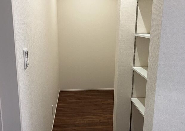 【キッチン床下収納】キッチン床下収納は、調理器具や食器などをスッキリと収納できる便利なスペースです。収納量が多いもの、引き出しがスムーズに開閉するものなど、使い勝手の良いものを選ぶことが大切です。また、湿気がこもりやすい場所なので、通気性の良いものを選ぶこともおすすめです。