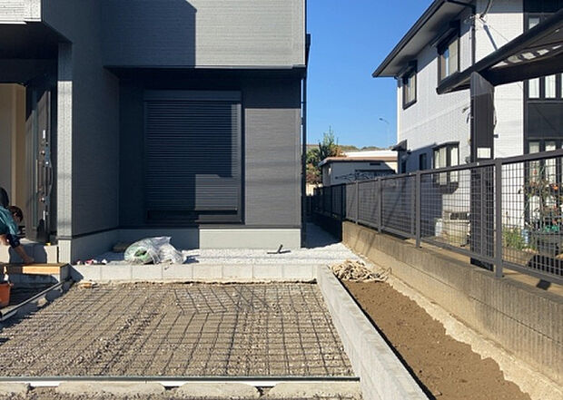 【庭】庭があることでガーデニングや家庭菜園はもちろん、こどもの遊び場やペットを放して遊ぶことができます。また、家の周囲に余裕があるということです。隣地との間があれば、十分な日当たりと、風通しが確保できます。