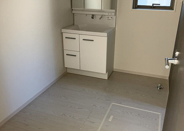 【脱衣場】多くの戸建て住宅で見かける洗面脱衣所は、洗面台と洗濯機が2畳ほどのスペースに並べられていて、洗面所が脱衣所を兼ね備えている間取りが一般的です。お客様が利用することもある、パブリックな空間でもあります。
