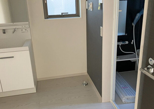 【ランドリースペース】ランドリースペースも気になります。洗濯機置場があり「洗う、干す、取り込む、アイロンがけ、たたむ」など、洗濯に関する家事をするための空間です。広さや収納など付帯設備も含めて、詳細は現地でご確認ください。