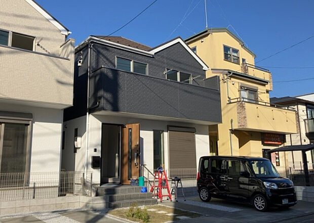 【前面道路含む現地写真_2】お持ちの車種によっては前面道路が広い方が便利でしょう。しかし、前面道路が広ければその分交通量が多くなるため、騒音などが気になる場合があります。実際に現地を見学し、周辺交通量や騒音などを確認しましょう！