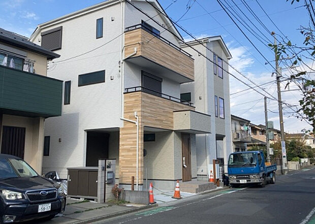 【前面道路含む現地写真_2】お持ちの車種によっては前面道路が広い方が便利でしょう。しかし、前面道路が広ければその分交通量が多くなるため、騒音などが気になる場合があります。実際に現地を見学し、周辺交通量や騒音などを確認しましょう!