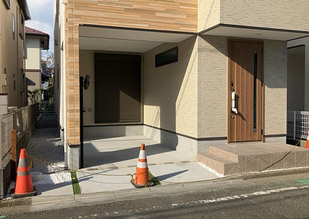 【駐車場】駐車場と明記されていても、最小スペースでつくられた駐車場だと大型車は駐車できなかったり、出入りしにくくなったりする可能性があります。お車のサイズと購入したい物件の駐車場のサイズを現地で確認しましょう。