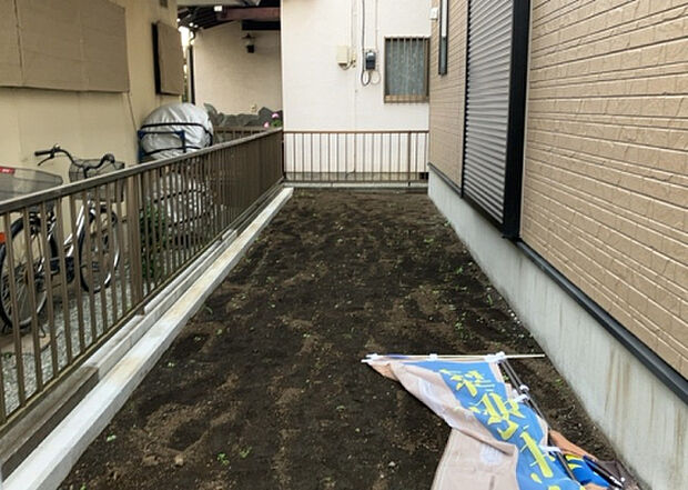 【庭】庭があることでガーデニングや家庭菜園はもちろん、こどもの遊び場やペットを放して遊ぶことができます。また、家の周囲に余裕があるということです。隣地との間があれば、十分な日当たりと、風通しが確保できます。
