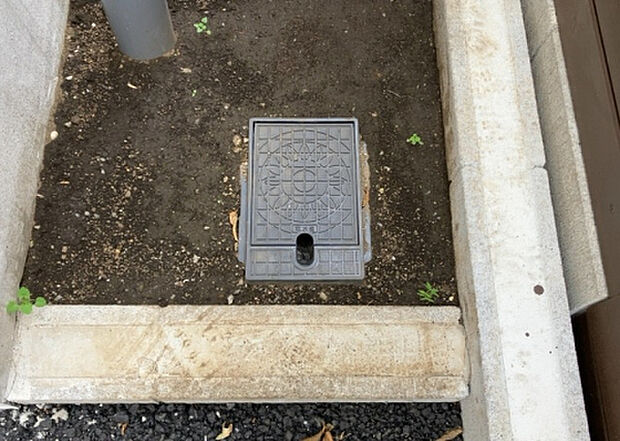 【その他設備】敷地内には、散水栓や立水栓があります。水道水を直接利用できるため、水を運ぶ手間を省くことが出来ます。大量の水を必要とする洗車作業や清掃などに役立ちます。その他設備とあわせて、現地でご確認ください。