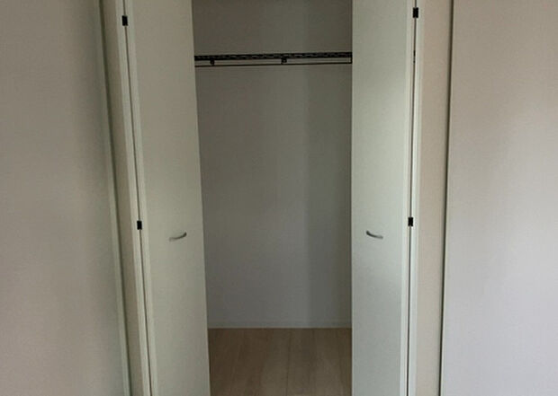 【ウォークインクローゼット】ウォークインクローゼットがあれば、クローゼット内でコーディネートが完成できますし、季節の変わり目に行う衣替えの手間も省けます。また、スーツケースなど大きいものもしまうことができ使い勝手がよいです。