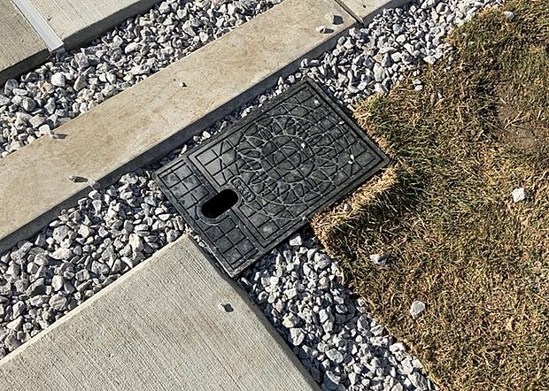 【外水栓】外水栓は、庭の水やりや洗車など、様々な用途に使える便利な設備です。ホースがしっかりと接続できるもの、水圧が安定しているものなど、使い勝手の良いものを選びましょう。また、凍結防止機能が付いているものなら、冬場でも安心して使用できます。