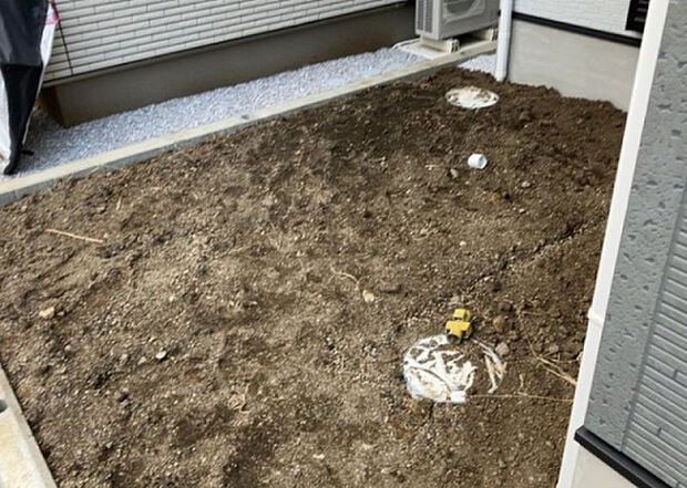 【庭】庭があることでガーデニングや家庭菜園はもちろん、こどもの遊び場やペットを放して遊ぶことができます。また、家の周囲に余裕があるということです。隣地との間があれば、十分な日当たりと、風通しが確保できます。