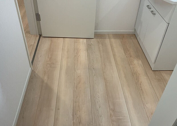 【脱衣場】多くの戸建て住宅で見かける洗面脱衣所は、洗面台と洗濯機が2畳ほどのスペースに並べられていて、洗面所が脱衣所を兼ね備えている間取りが一般的です。お客様が利用することもある、パブリックな空間でもあります。