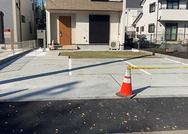 【駐車場】駐車場と明記されていても、最小スペースでつくられた駐車場だと大型車は駐車できなかったり、出入りしにくくなったりする可能性があります。お車のサイズと購入したい物件の駐車場のサイズを現地で確認しましょう。