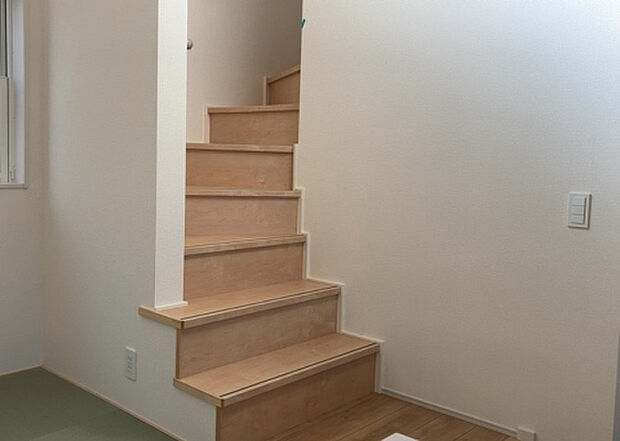 【内装】建物の上下階の通路である階段は、その位置によって動線や室内の印象が大きく左右されます。手摺にも重要な役割があり、転倒の防止・歩行や動作を円滑にして日常生活を支えることを主な目的として設置されています。