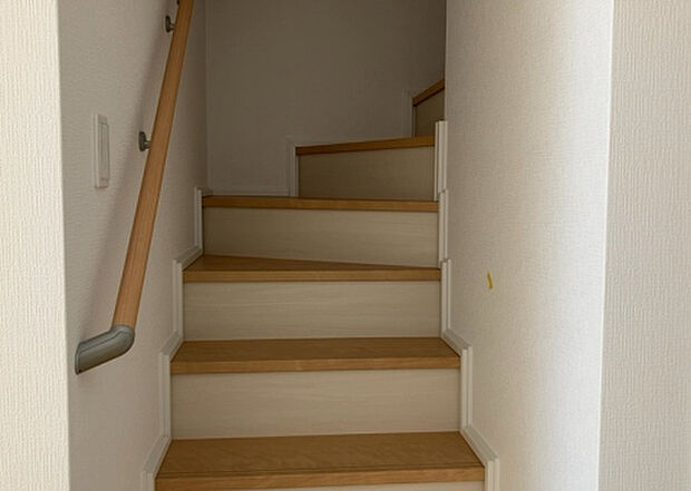 【内装】建物の上下階の通路である階段は、その位置によって動線や室内の印象が大きく左右されます。手摺にも重要な役割があり、転倒の防止・歩行や動作を円滑にして日常生活を支えることを主な目的として設置されています。