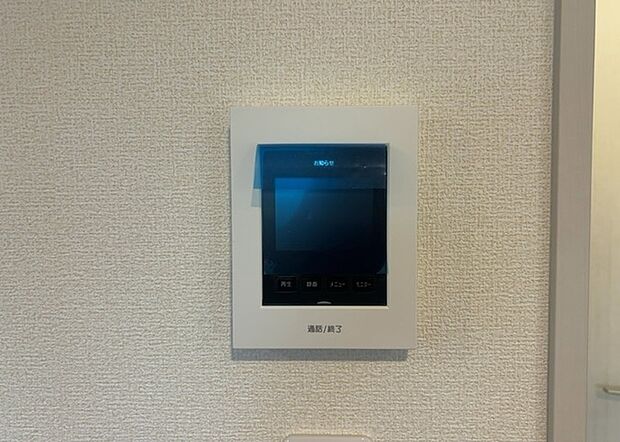 【ＴＶモニター付きインターホン】TVモニター付きインターホンは、来訪者の顔を確認できるだけでなく、音声でやり取りすることもできるため、セキュリティ面で安心できる設備です。モニター画面が大きく見やすいもの、夜間でも来訪者をしっかりと確認できるものなど、機能性を重視したいところです。