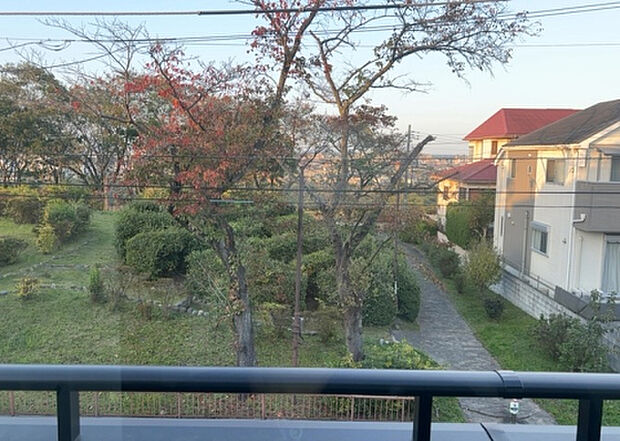 【物件からの展望】眺望を気にして物件を探す場合、前面に建物が建っていないか現地で確認しましょう！前面に建物があると景色はもちろん、日当たりや風通しにも影響が出てきます。住んだ時のことを想像しながら現地見学をしましょう。