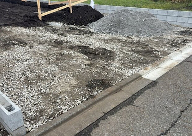 【庭_2】庭のある家に住むことのメリットとして、子どもたちの遊び場を確保できること、ガーデニングや家庭菜園を楽しめること、明るさを確保できることがあります。また、配置を工夫することでプライバシーが確保できます。