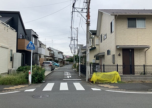 【物件からの展望_2】眺望を気にして物件を探す場合、前面に建物が建っていないか現地で確認しましょう！前面に建物があると景色はもちろん、日当たりや風通しにも影響が出てきます。住んだ時のことを想像しながら現地見学をしましょう。
