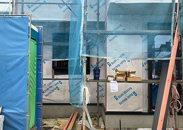 【構造・工法・仕様_2】ベタ基礎とは、柱の位置に関係なく全体に基礎がある事を指し、面積が大きい分建物の重さを全体に分散できます。また、地面からの湿気や害虫を遮断でき、木造住宅で心配されるシロアリ被害を防ぐ効果も期待できます。