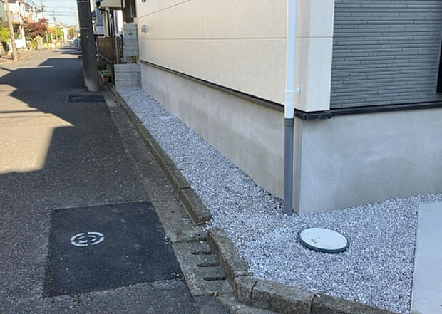 【庭】庭があることでガーデニングや家庭菜園はもちろん、こどもの遊び場やペットを放して遊ぶことができます。また、家の周囲に余裕があるということです。隣地との間があれば、十分な日当たりと、風通しが確保できます。