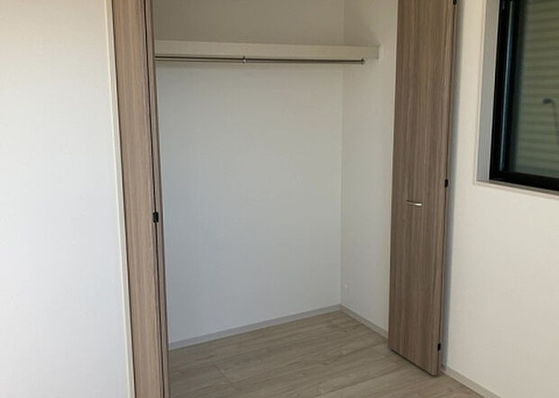 【ウォークインクローゼット】ウォークインクローゼットがあれば、クローゼット内でコーディネートが完成できますし、季節の変わり目に行う衣替えの手間も省けます。また、スーツケースなど大きいものもしまうことができ使い勝手がよいです。